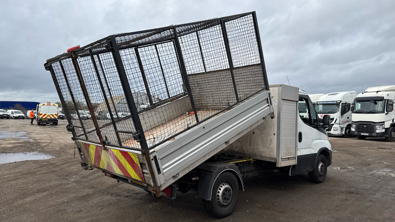 IVECO DAILY 35-120 2.3 4100 WB - Billenőplatós kisteherautó: 4 kép. IVECO DAILY 35-120 2.3 4100 WB - Billenőplatós kisteherautó: 4 kép.