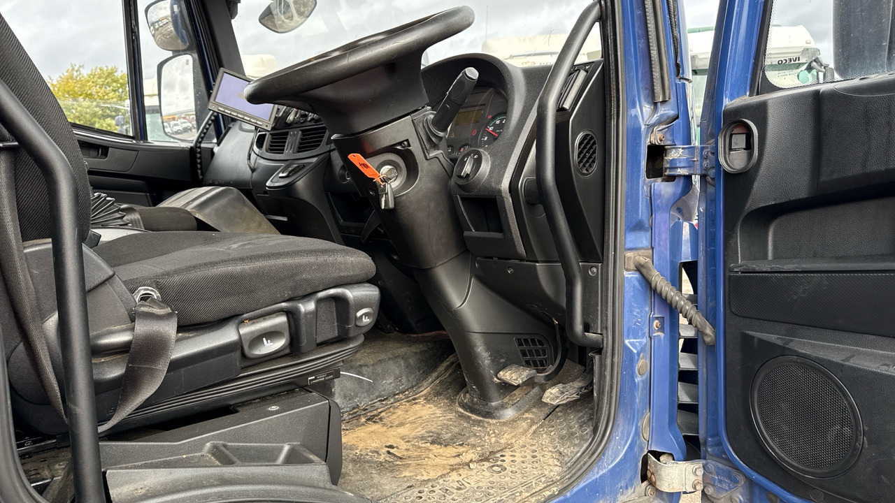 IVECO EUROCARGO 120-210 - Ponyvás teherautó: 5 kép. IVECO EUROCARGO 120-210 - Ponyvás teherautó: 5 kép.