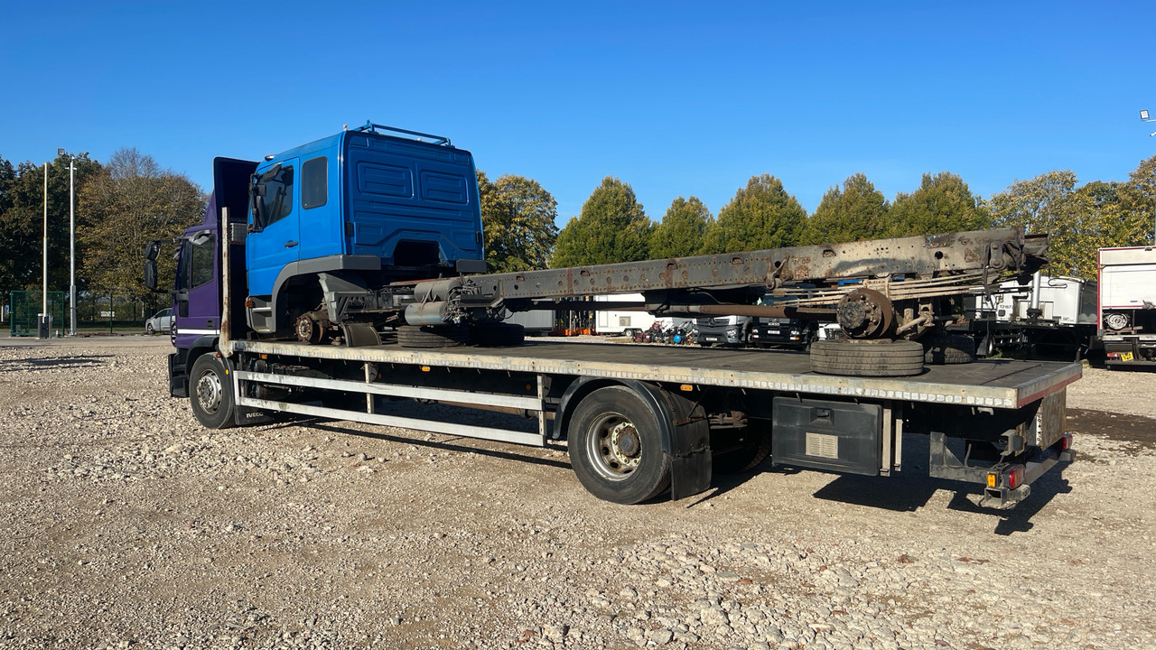 IVECO EUROCARGO 180E - Platós teherautó: 3 kép. IVECO EUROCARGO 180E - Platós teherautó: 3 kép.