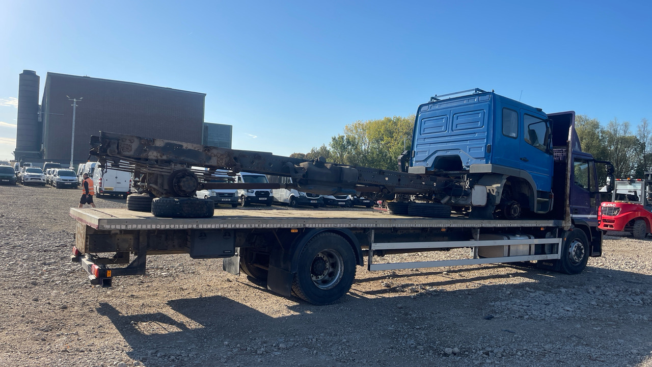 IVECO EUROCARGO 180E - Platós teherautó: 4 kép. IVECO EUROCARGO 180E - Platós teherautó: 4 kép.