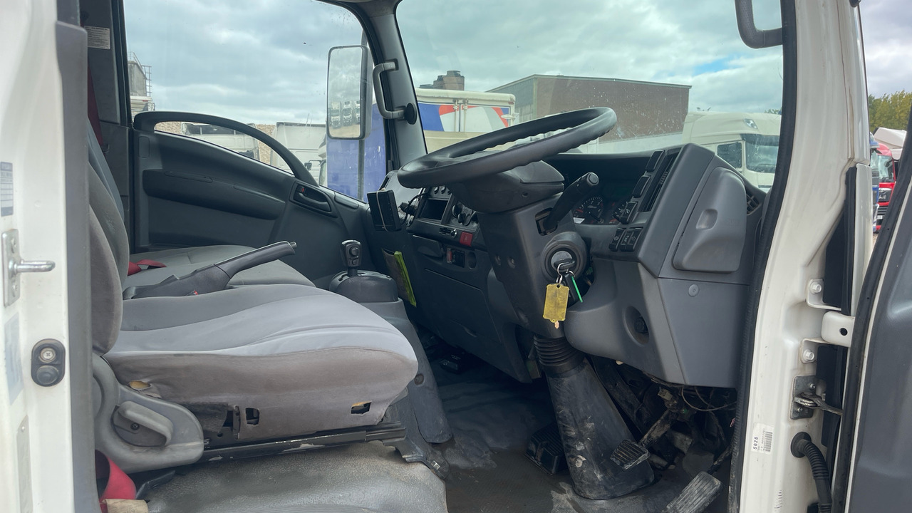 Isuzu N75 190 - Platós teherautó: 5 kép. Isuzu N75 190 - Platós teherautó: 5 kép.
