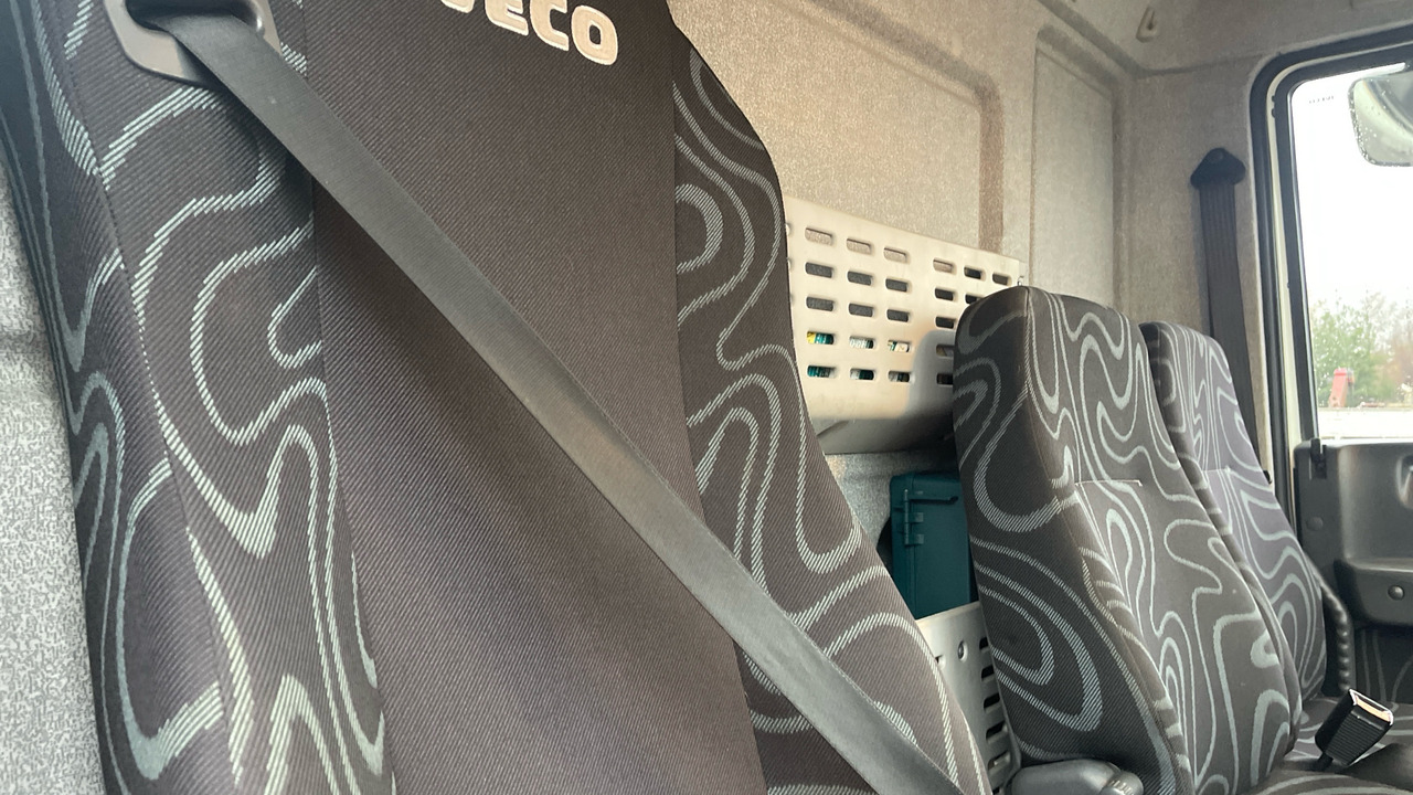 Platós teherautó Iveco Eurocargo 75-160: 8 kép. Platós teherautó Iveco Eurocargo 75-160: 8 kép.