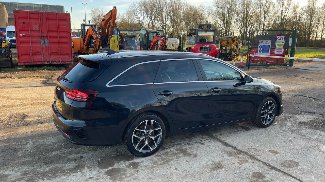 Kia Ceed 3 1.5 GDI ISG - Kombi: 4 kép. Kia Ceed 3 1.5 GDI ISG - Kombi: 4 kép.