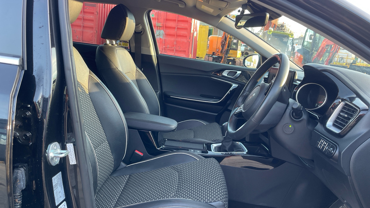 Kia Ceed 3 1.5 GDI ISG - Kombi: 5 kép. Kia Ceed 3 1.5 GDI ISG - Kombi: 5 kép.