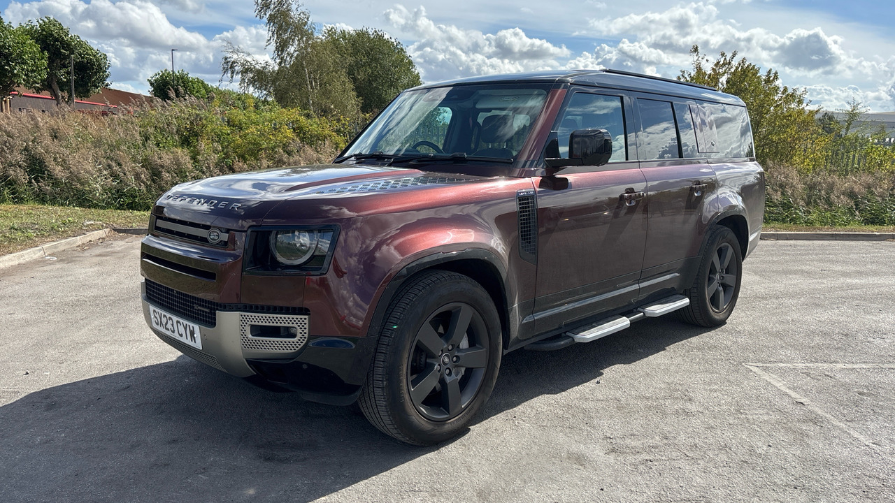 LAND ROVER DEFENDER 3.0 D300 X-Dynamic HSE 130 - Terepjáró/ SUV: 2 kép. LAND ROVER DEFENDER 3.0 D300 X-Dynamic HSE 130 - Terepjáró/ SUV: 2 kép.