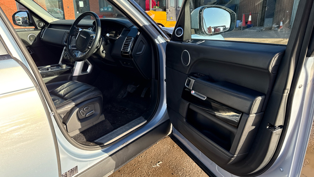 Land Rover Range Rover 4.4 SD V8 Vogue - Kombi: 5 kép. Land Rover Range Rover 4.4 SD V8 Vogue - Kombi: 5 kép.