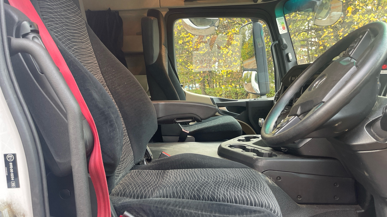 MERCEDES-BENZ ACTROS 1824 - Dobozos felépítményű teherautó: 5 kép. MERCEDES-BENZ ACTROS 1824 - Dobozos felépítményű teherautó: 5 kép.