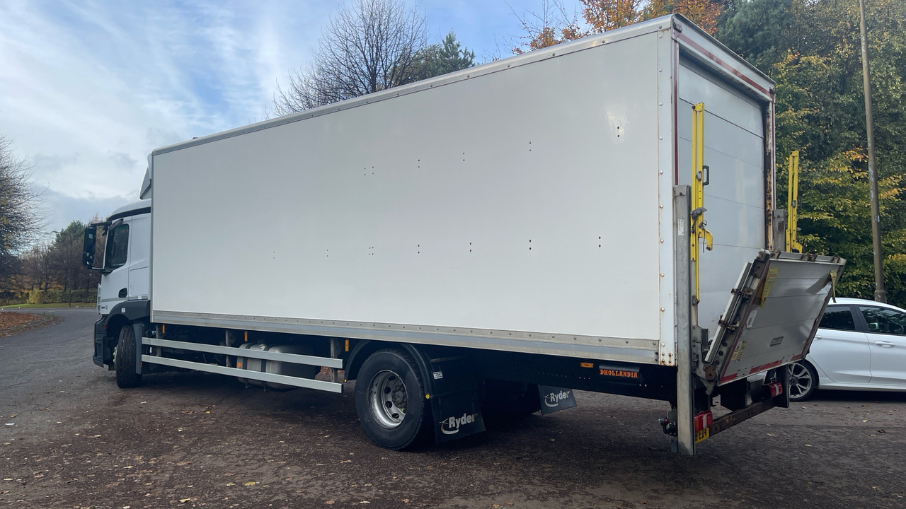 MERCEDES-BENZ ACTROS 1824 - Dobozos felépítményű teherautó: 3 kép. MERCEDES-BENZ ACTROS 1824 - Dobozos felépítményű teherautó: 3 kép.