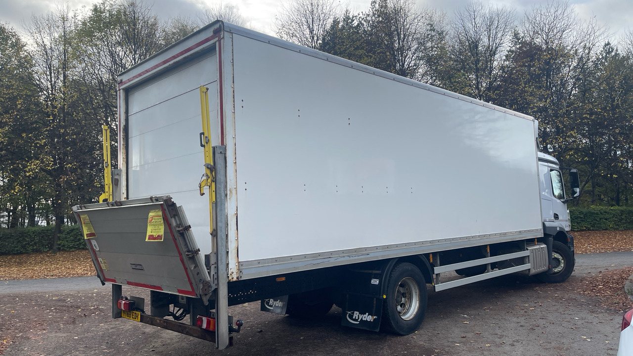 MERCEDES-BENZ ACTROS 1824 - Dobozos felépítményű teherautó: 4 kép. MERCEDES-BENZ ACTROS 1824 - Dobozos felépítményű teherautó: 4 kép.