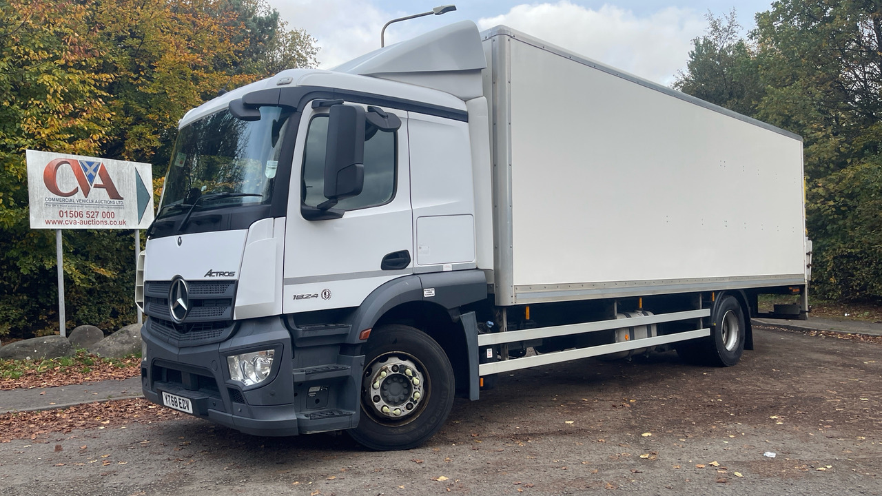 MERCEDES-BENZ ACTROS 1824 - Dobozos felépítményű teherautó: 2 kép. MERCEDES-BENZ ACTROS 1824 - Dobozos felépítményű teherautó: 2 kép.