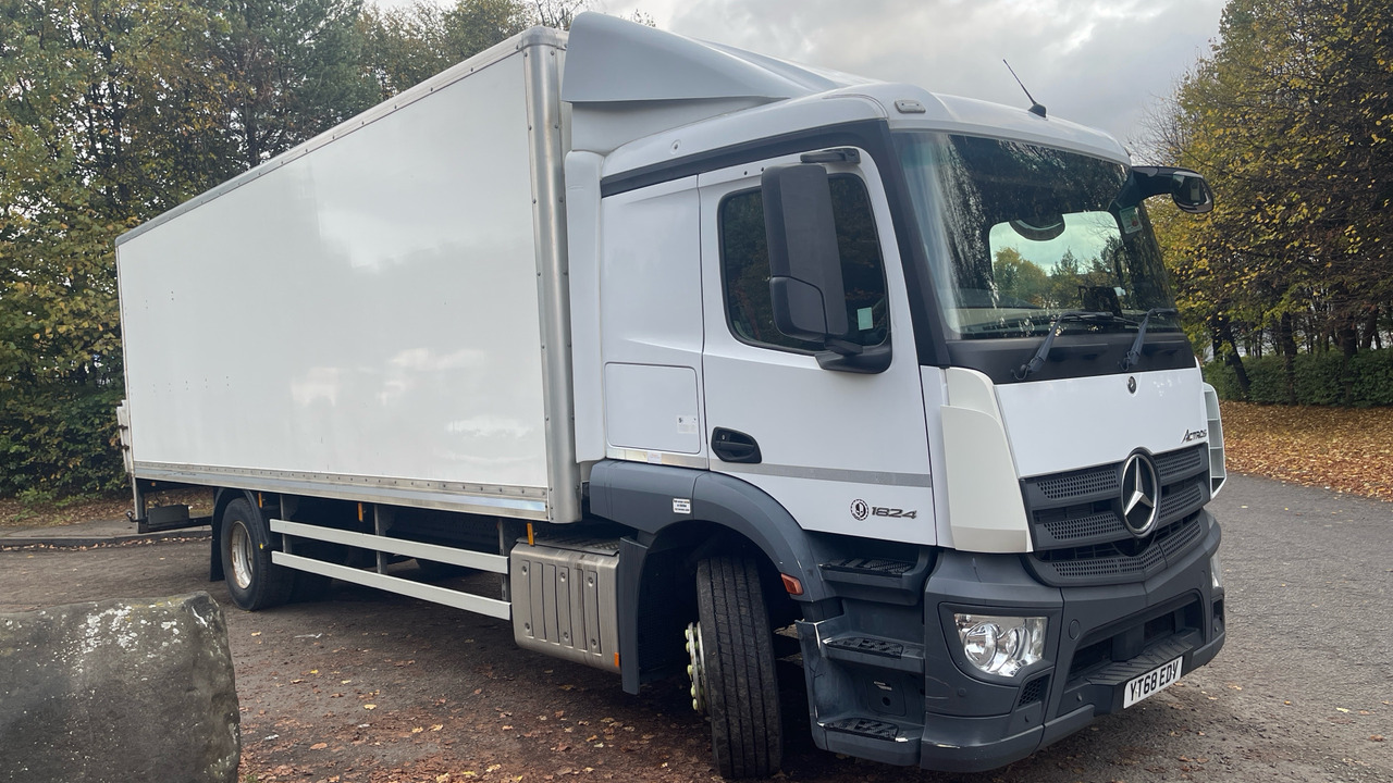 MERCEDES-BENZ ACTROS 1824 - Dobozos felépítményű teherautó: 1 kép. MERCEDES-BENZ ACTROS 1824 - Dobozos felépítményű teherautó: 1 kép.