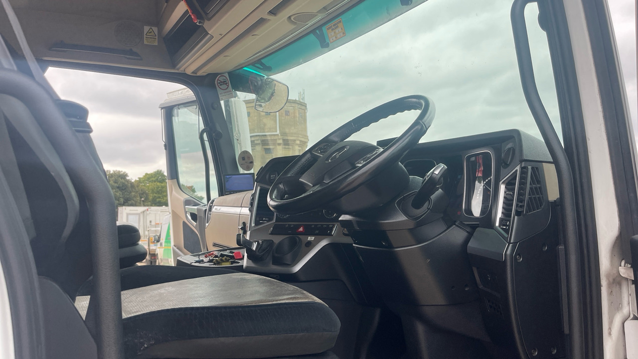 MERCEDES-BENZ ACTROS 1842 - Dobozos felépítményű teherautó: 5 kép. MERCEDES-BENZ ACTROS 1842 - Dobozos felépítményű teherautó: 5 kép.