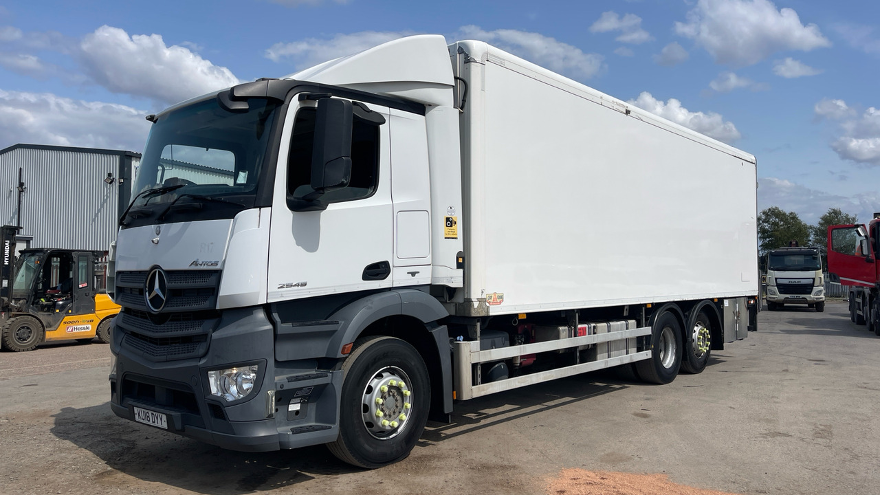 MERCEDES-BENZ ANTOS 2545 - Hűtős teherautó: 2 kép. MERCEDES-BENZ ANTOS 2545 - Hűtős teherautó: 2 kép.