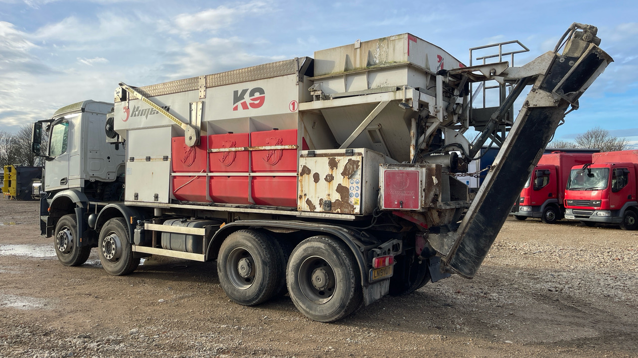 MERCEDES-BENZ AROCS 4140 - Aszfaltozó gép: 3 kép. MERCEDES-BENZ AROCS 4140 - Aszfaltozó gép: 3 kép.