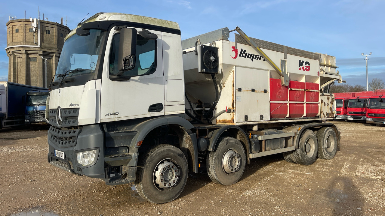 MERCEDES-BENZ AROCS 4140 - Aszfaltozó gép: 2 kép. MERCEDES-BENZ AROCS 4140 - Aszfaltozó gép: 2 kép.