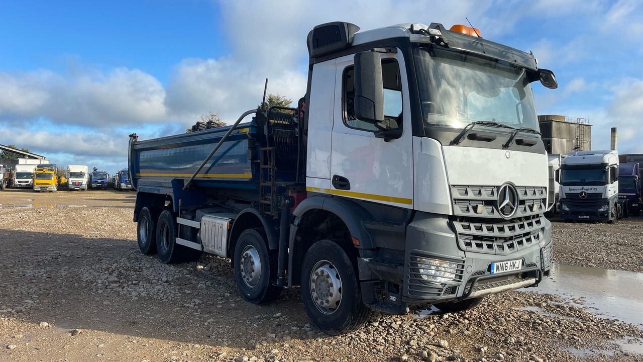 MERCEDES-BENZ AROCS - Billenőplatós teherautó, Darus autó: 1 kép. MERCEDES-BENZ AROCS - Billenőplatós teherautó, Darus autó: 1 kép.