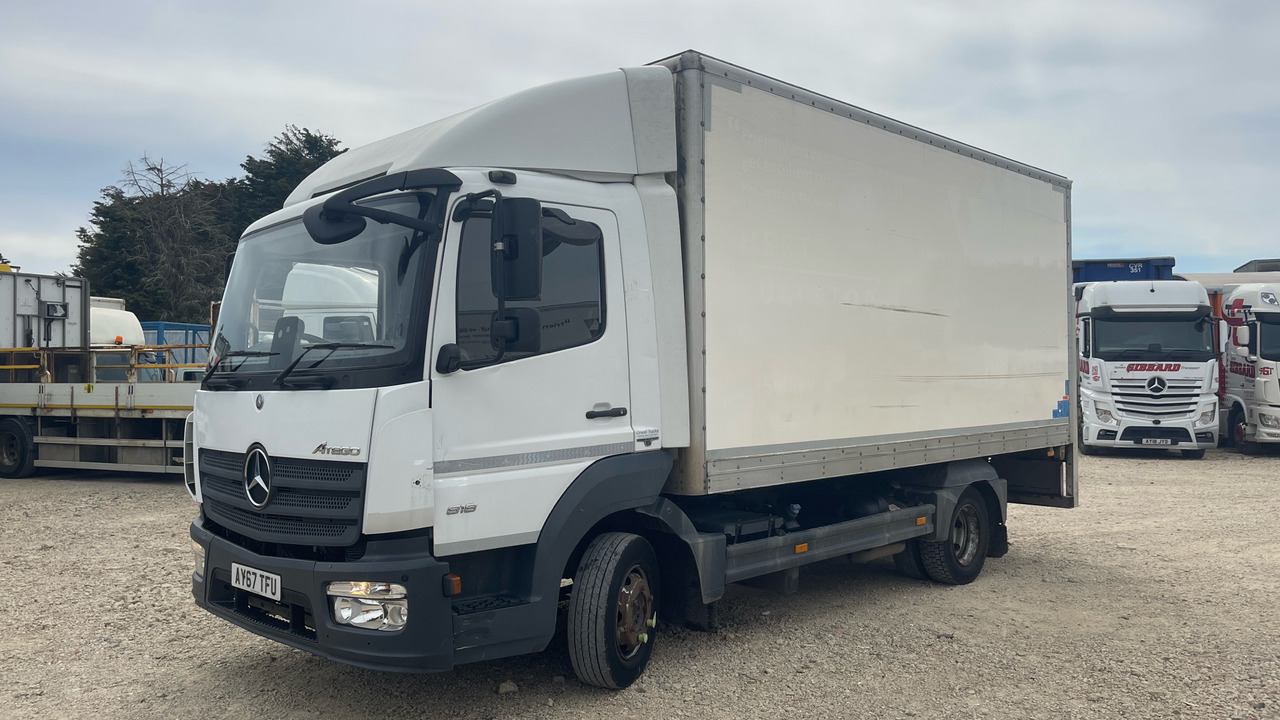 MERCEDES-BENZ ATEGO 818 - Dobozos felépítményű teherautó: 2 kép. MERCEDES-BENZ ATEGO 818 - Dobozos felépítményű teherautó: 2 kép.