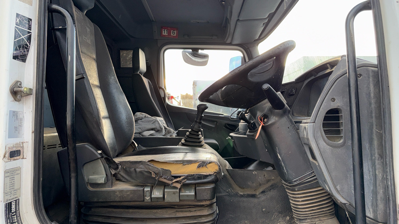 MERCEDES-BENZ AXOR 1824 - Aszfaltozó gép: 5 kép. MERCEDES-BENZ AXOR 1824 - Aszfaltozó gép: 5 kép.