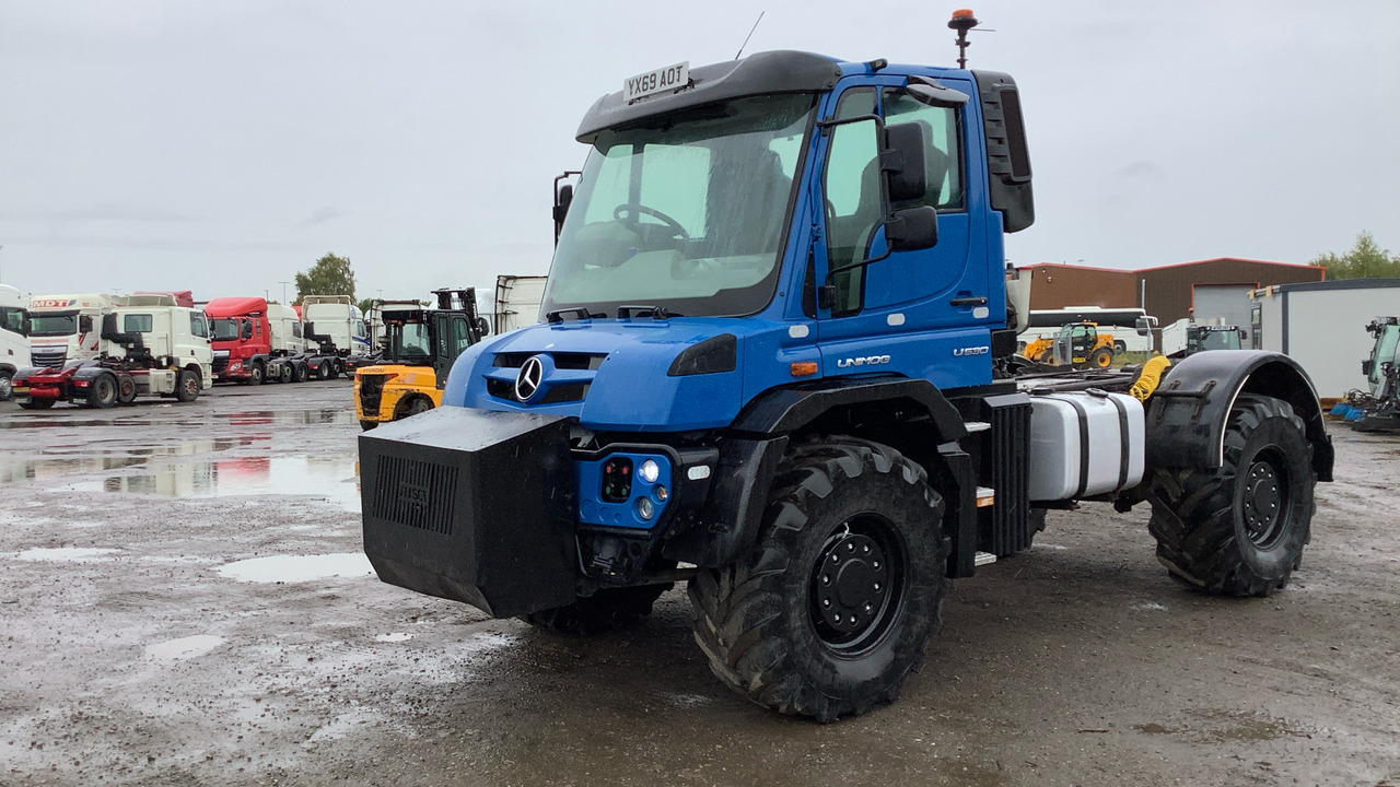 MERCEDES-BENZ UNIMOG U530 - Traktor: 2 kép. MERCEDES-BENZ UNIMOG U530 - Traktor: 2 kép.