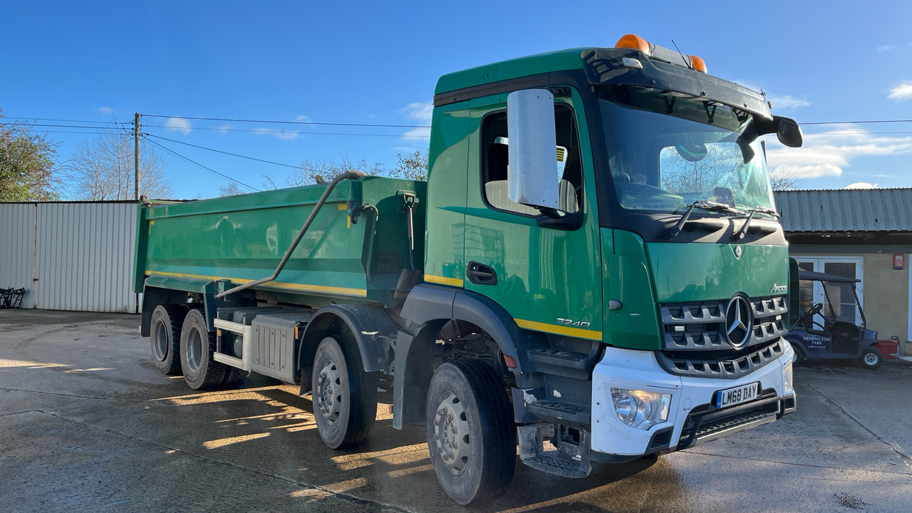 Mercedes-Benz Arocs 3240 - Billenőplatós teherautó: 1 kép. Mercedes-Benz Arocs 3240 - Billenőplatós teherautó: 1 kép.