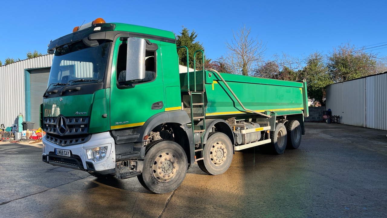 Mercedes-Benz Arocs 3240 - Billenőplatós teherautó: 2 kép. Mercedes-Benz Arocs 3240 - Billenőplatós teherautó: 2 kép.