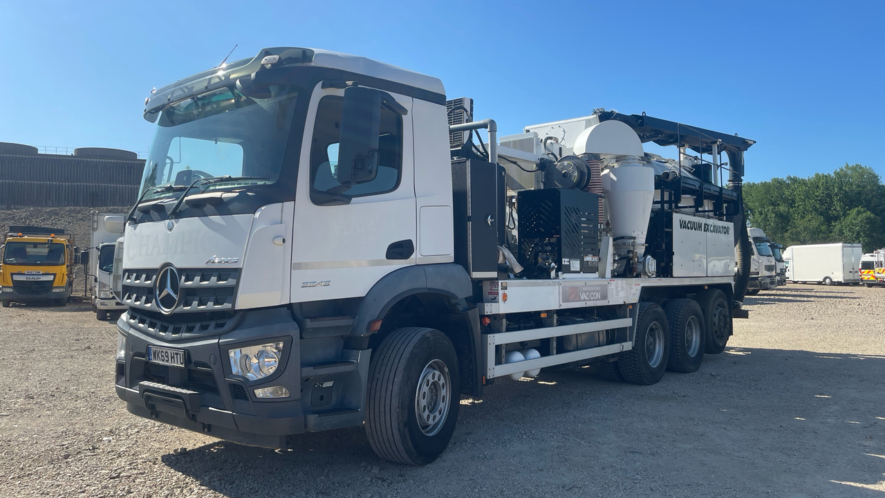 Mercedes-Benz Arocs 3243 - Szippantós autó: 2 kép. Mercedes-Benz Arocs 3243 - Szippantós autó: 2 kép.