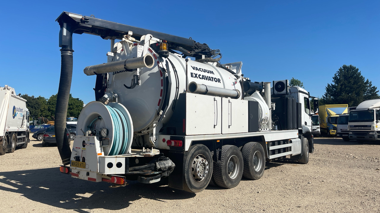 Mercedes-Benz Arocs 3243 - Szippantós autó: 4 kép. Mercedes-Benz Arocs 3243 - Szippantós autó: 4 kép.