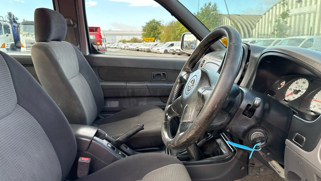 NISSAN D22 2.5 DI - Pickup, Duplakabinos kisteherautó: 5 kép. NISSAN D22 2.5 DI - Pickup, Duplakabinos kisteherautó: 5 kép.