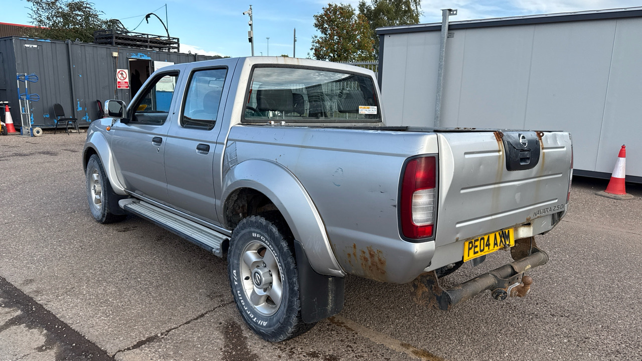 NISSAN D22 2.5 DI - Pickup, Duplakabinos kisteherautó: 3 kép. NISSAN D22 2.5 DI - Pickup, Duplakabinos kisteherautó: 3 kép.