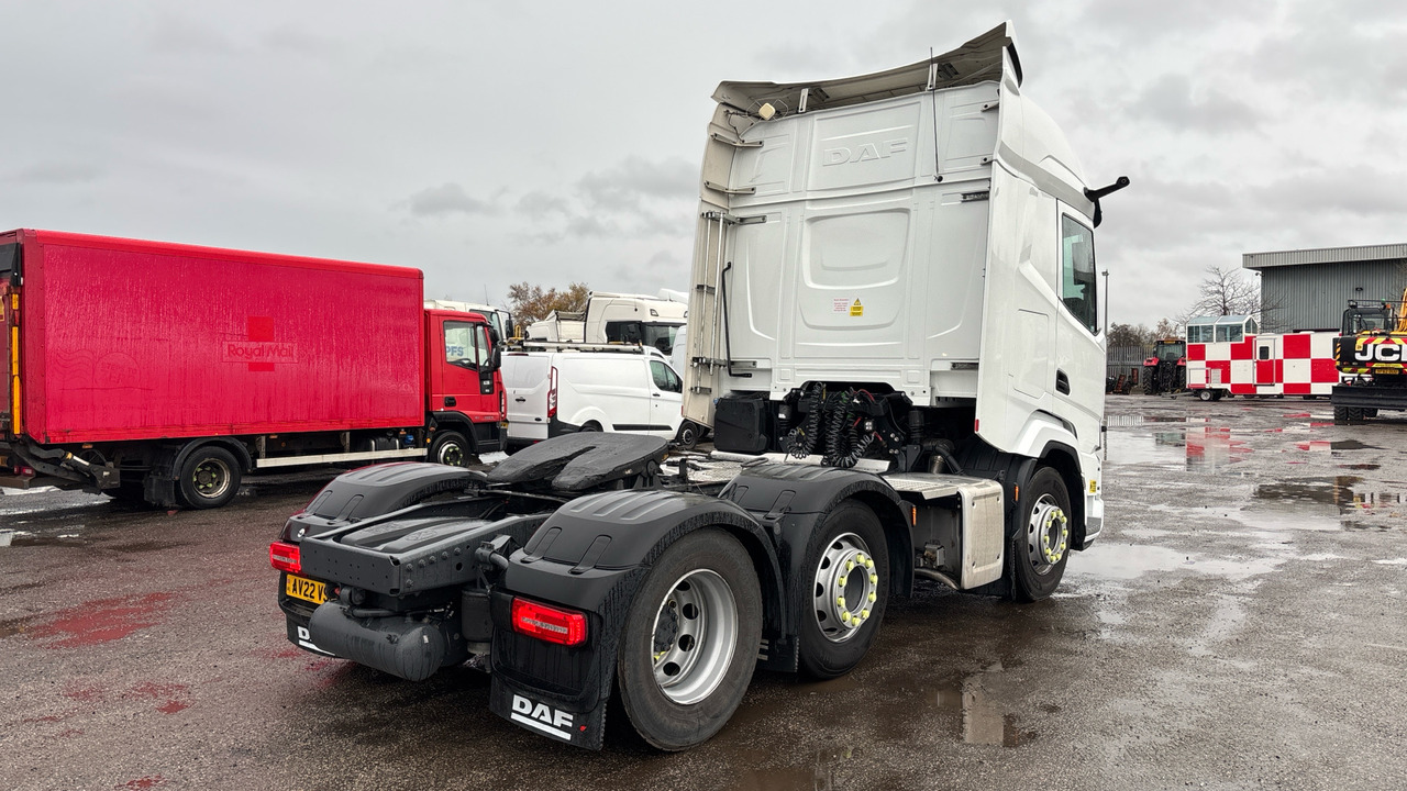 DAF XF 530 - Nyergesvontató: 4 kép. DAF XF 530 - Nyergesvontató: 4 kép.