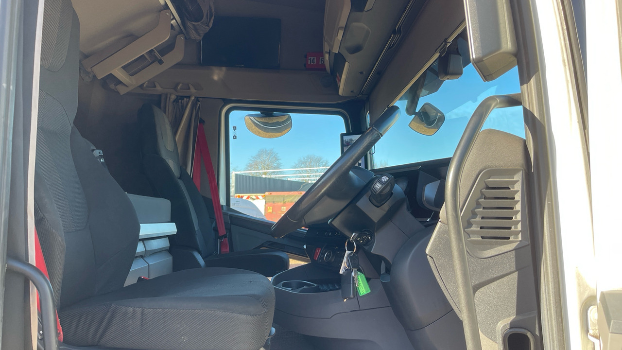 DAF XF 530 - Nyergesvontató: 5 kép. DAF XF 530 - Nyergesvontató: 5 kép.