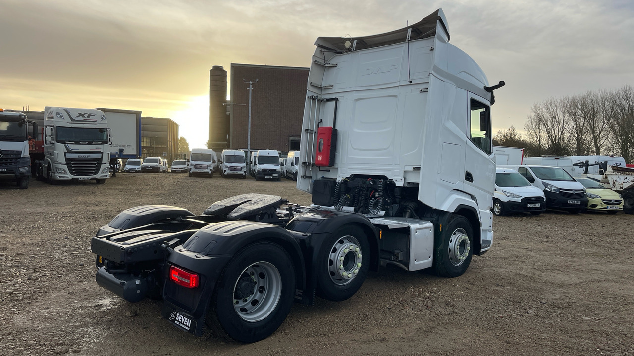 DAF XF 530 - Nyergesvontató: 4 kép. DAF XF 530 - Nyergesvontató: 4 kép.