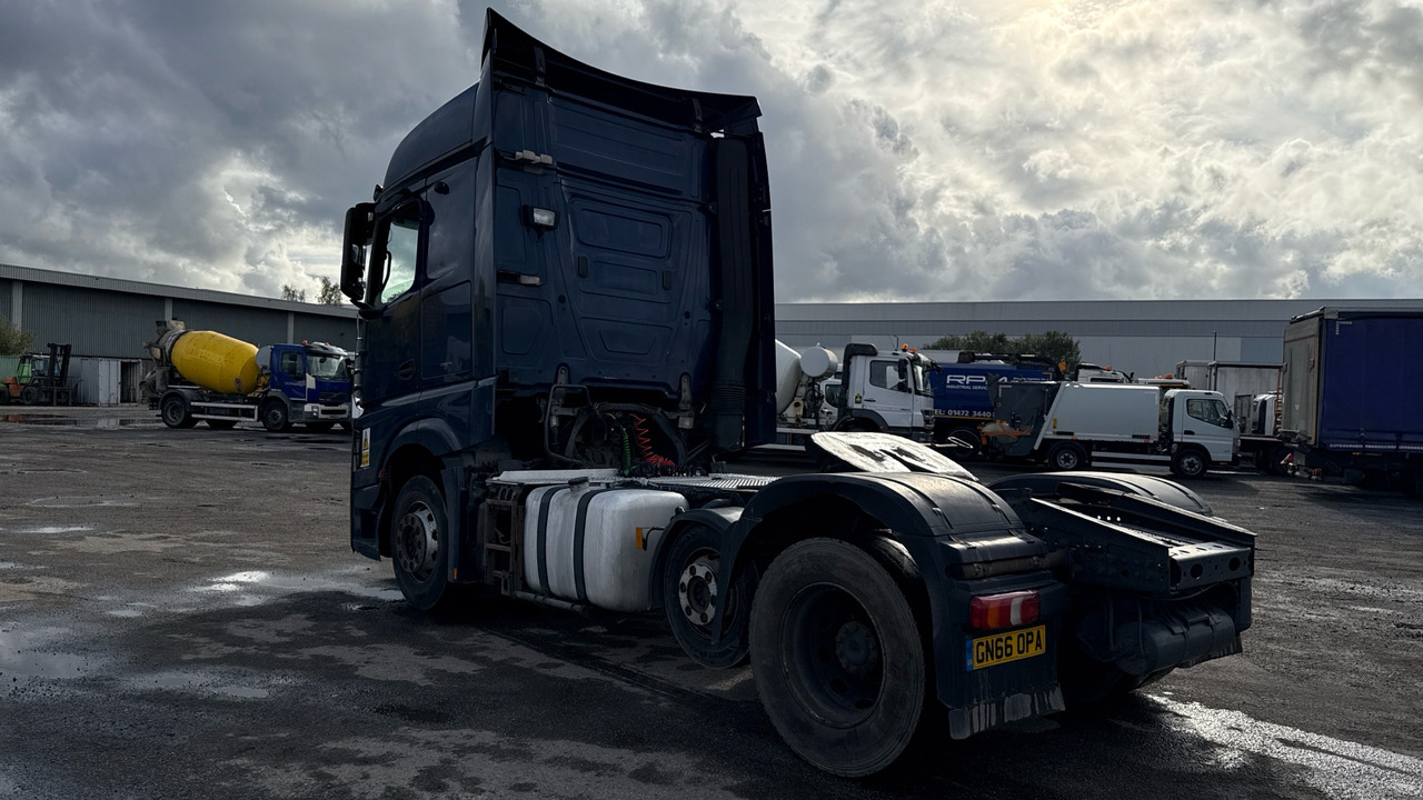 MERCEDES-BENZ ACTROS 2445 - Nyergesvontató: 3 kép. MERCEDES-BENZ ACTROS 2445 - Nyergesvontató: 3 kép.