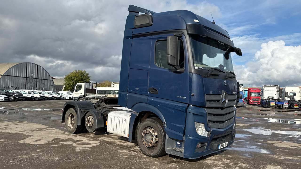 MERCEDES-BENZ ACTROS 2445 - Nyergesvontató: 1 kép. MERCEDES-BENZ ACTROS 2445 - Nyergesvontató: 1 kép.