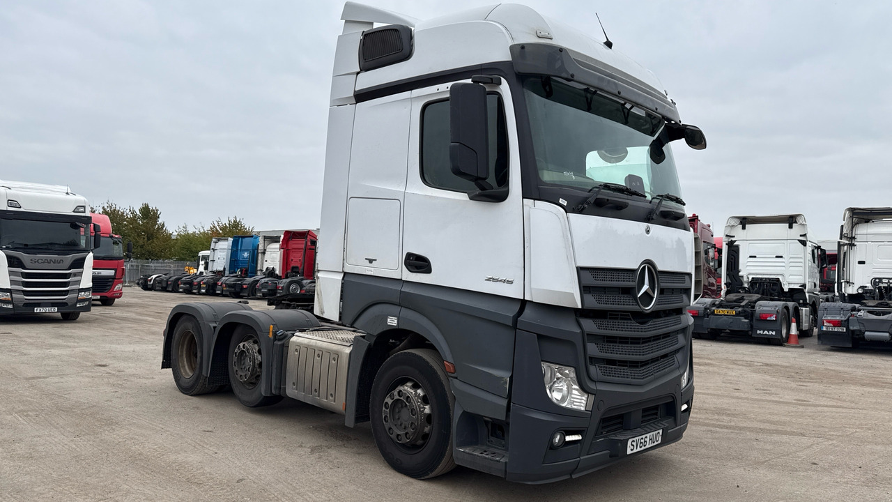 MERCEDES-BENZ ACTROS 2454 - Nyergesvontató: 1 kép. MERCEDES-BENZ ACTROS 2454 - Nyergesvontató: 1 kép.