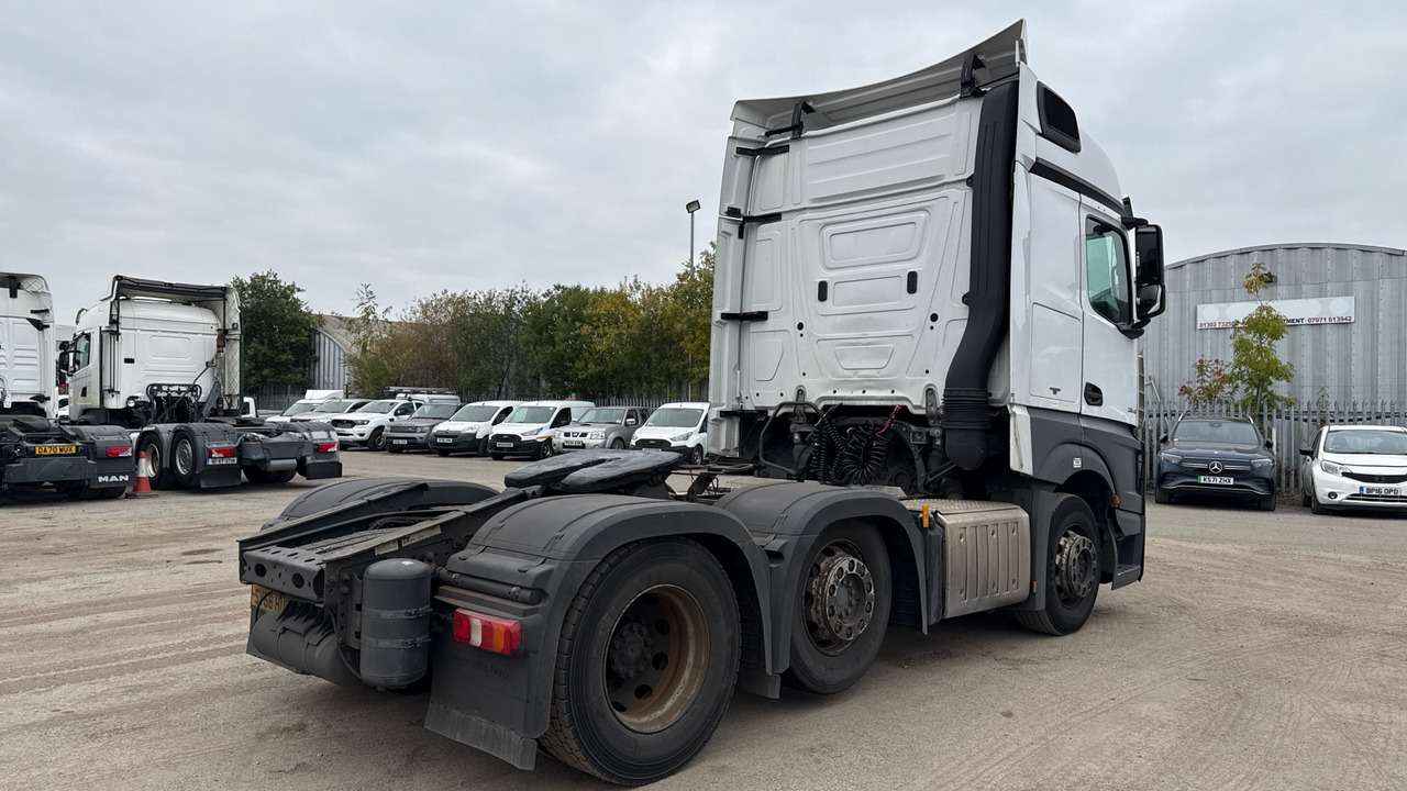 MERCEDES-BENZ ACTROS 2454 - Nyergesvontató: 4 kép. MERCEDES-BENZ ACTROS 2454 - Nyergesvontató: 4 kép.