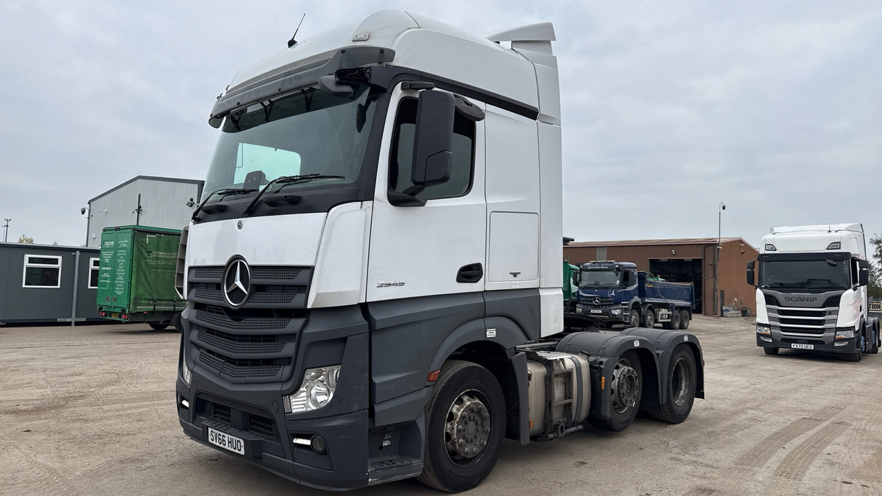 MERCEDES-BENZ ACTROS 2454 - Nyergesvontató: 2 kép. MERCEDES-BENZ ACTROS 2454 - Nyergesvontató: 2 kép.