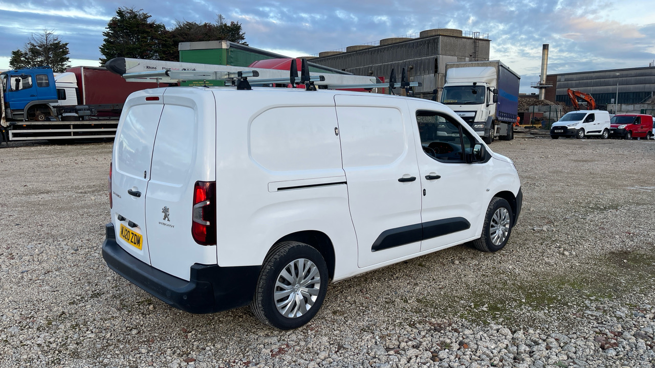 PEUGEOT PARTNER 850 1.5 BLUE HDI 100PS - Kis furgon: 4 kép. PEUGEOT PARTNER 850 1.5 BLUE HDI 100PS - Kis furgon: 4 kép.