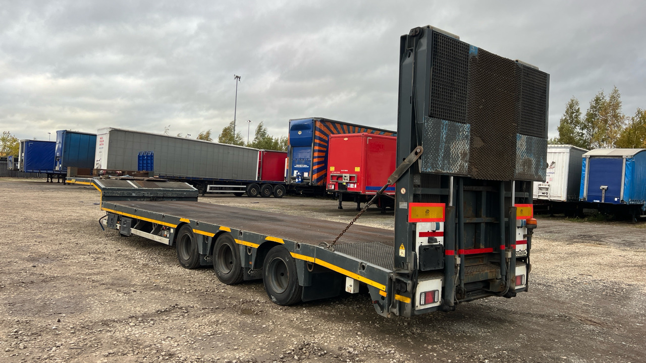 NOOTEBOOM MACHINE CARRIER STEPFRAME - Pótkocsi: 4 kép. NOOTEBOOM MACHINE CARRIER STEPFRAME - Pótkocsi: 4 kép.