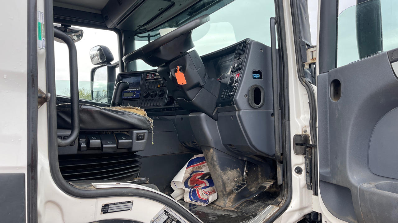 SCANIA P 410 - Billenőplatós teherautó, Darus autó: 5 kép. SCANIA P 410 - Billenőplatós teherautó, Darus autó: 5 kép.