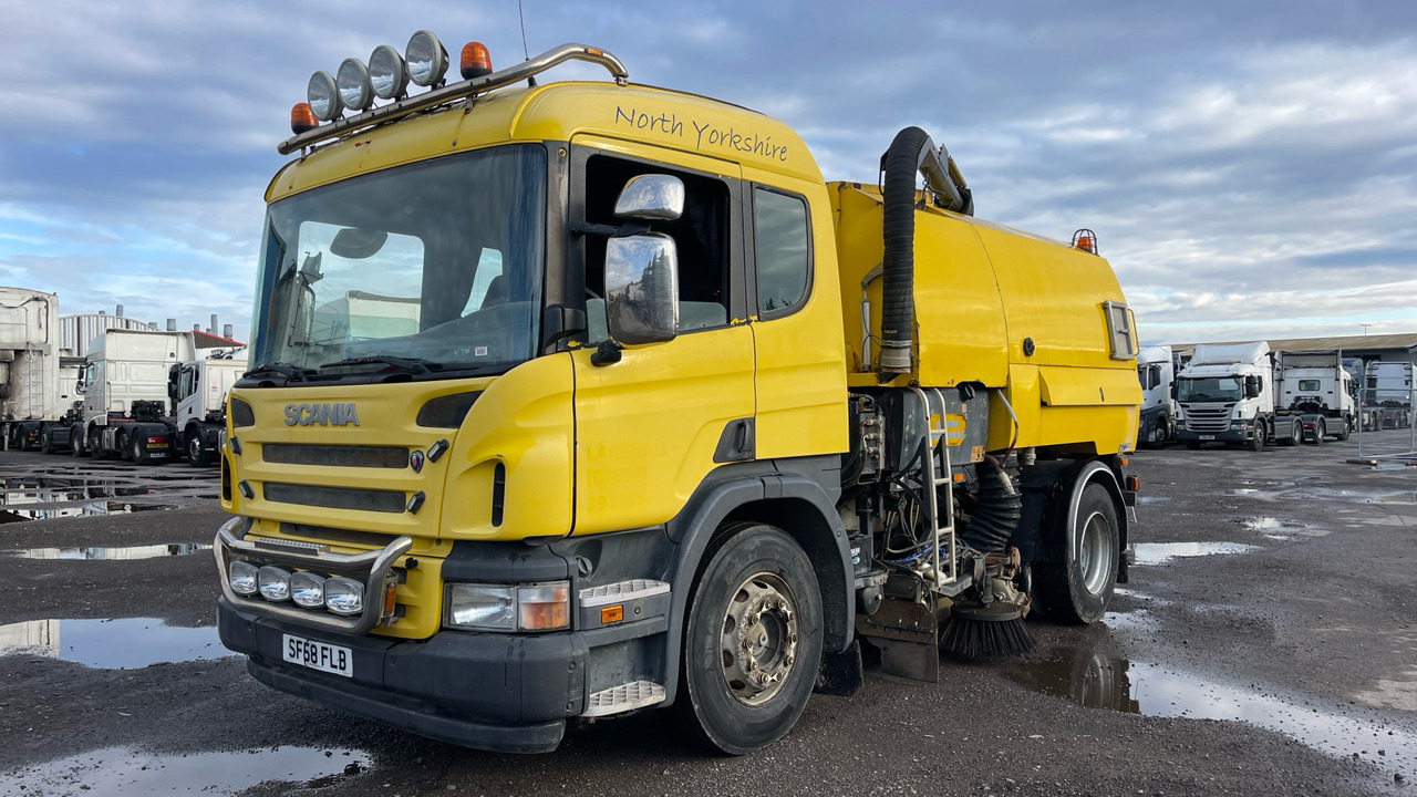 SCANIA p 230 - Utcaseprő gép: 2 kép. SCANIA p 230 - Utcaseprő gép: 2 kép.