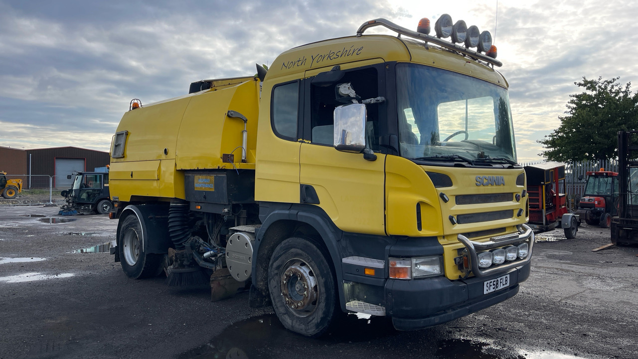 SCANIA p 230 - Utcaseprő gép: 1 kép. SCANIA p 230 - Utcaseprő gép: 1 kép.
