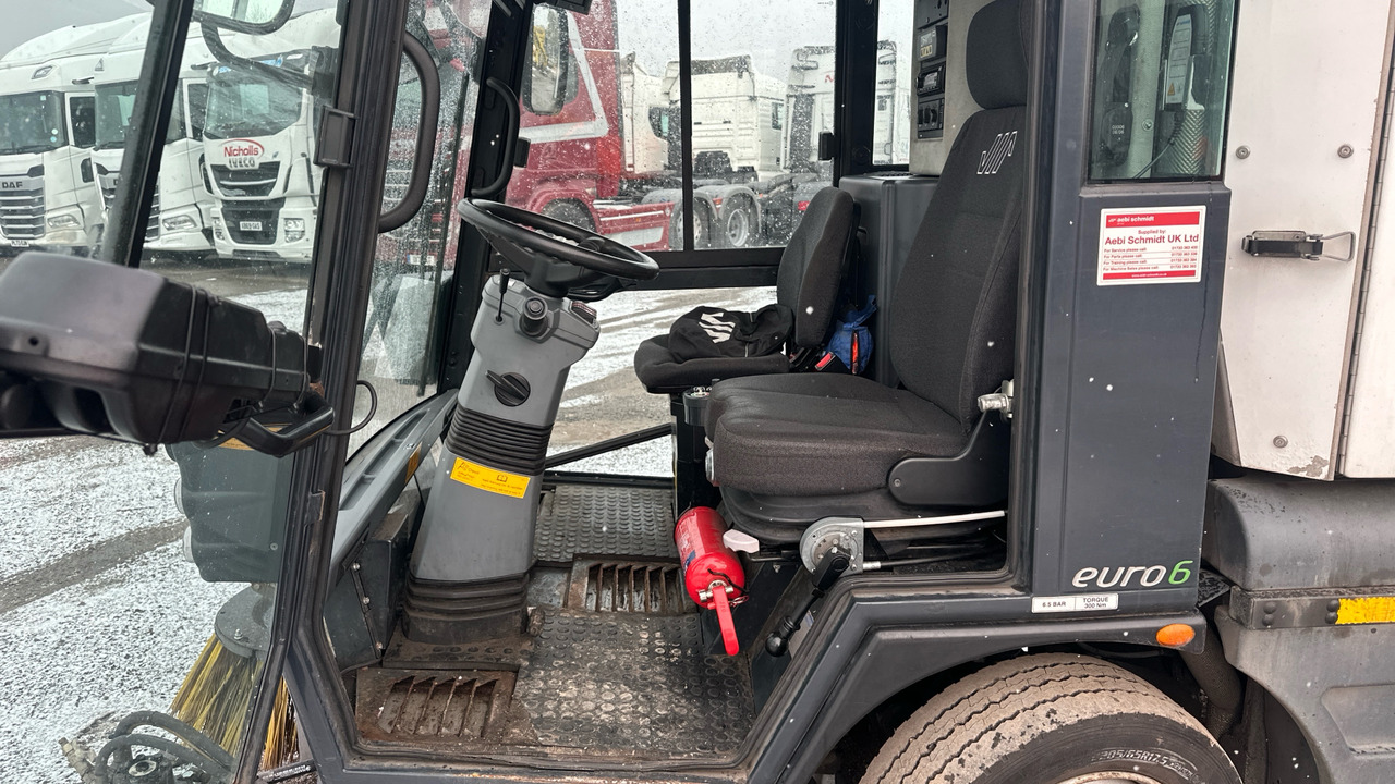 SCHMIDT SWINGO 200 - Utcaseprő gép: 5 kép. SCHMIDT SWINGO 200 - Utcaseprő gép: 5 kép.