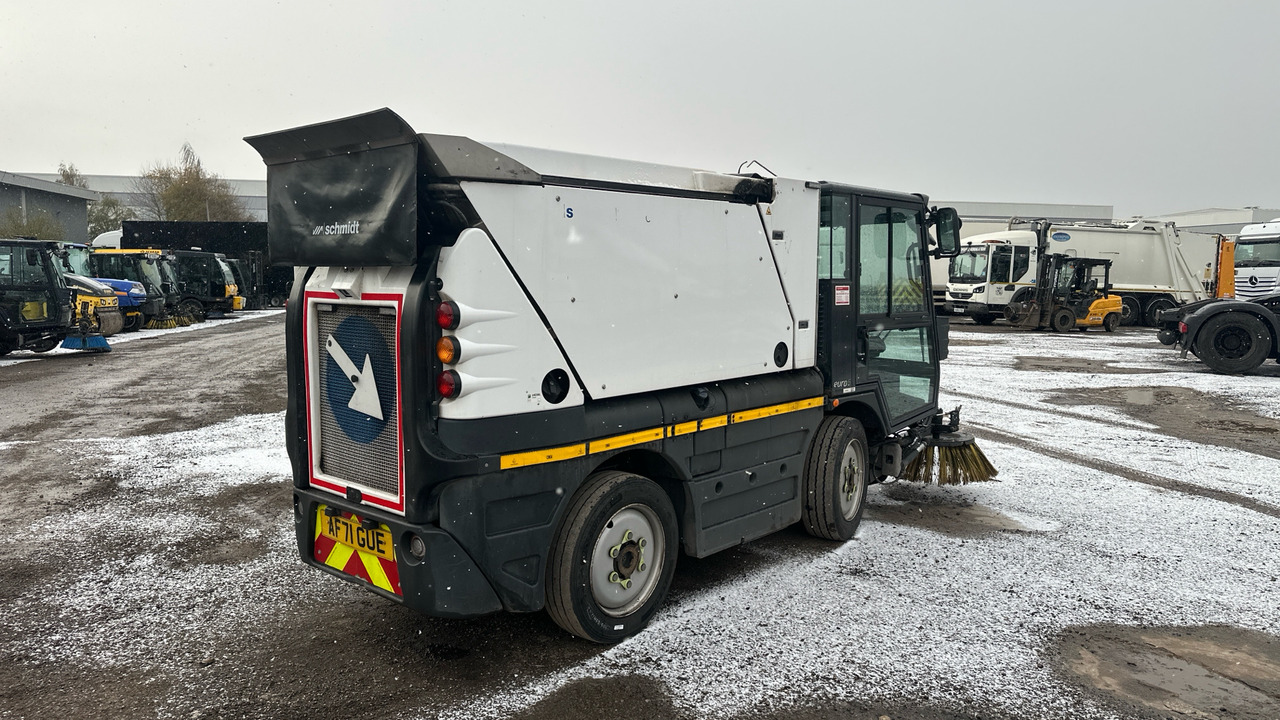 SCHMIDT SWINGO 200 - Utcaseprő gép: 4 kép. SCHMIDT SWINGO 200 - Utcaseprő gép: 4 kép.