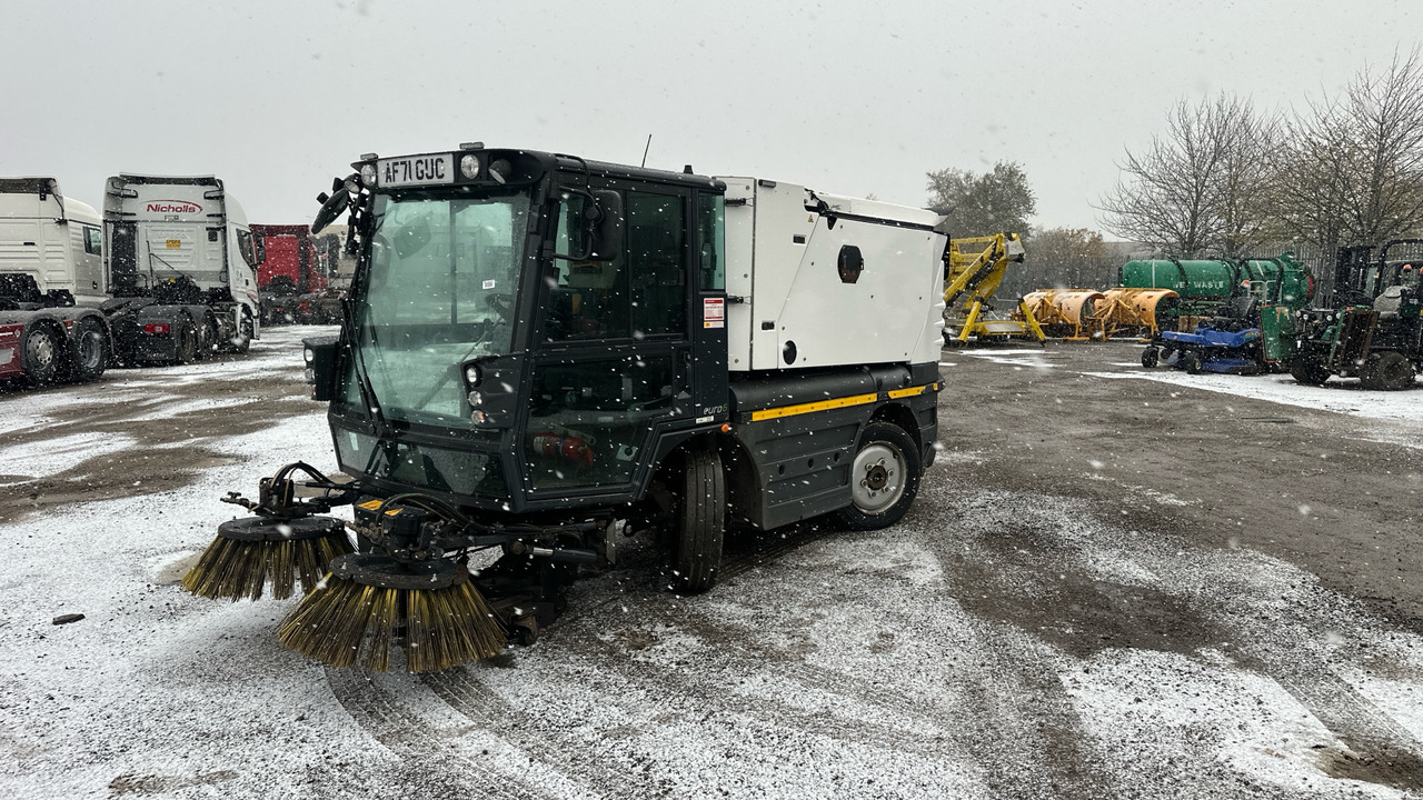 SCHMIDT SWINGO 200 - Utcaseprő gép: 2 kép. SCHMIDT SWINGO 200 - Utcaseprő gép: 2 kép.