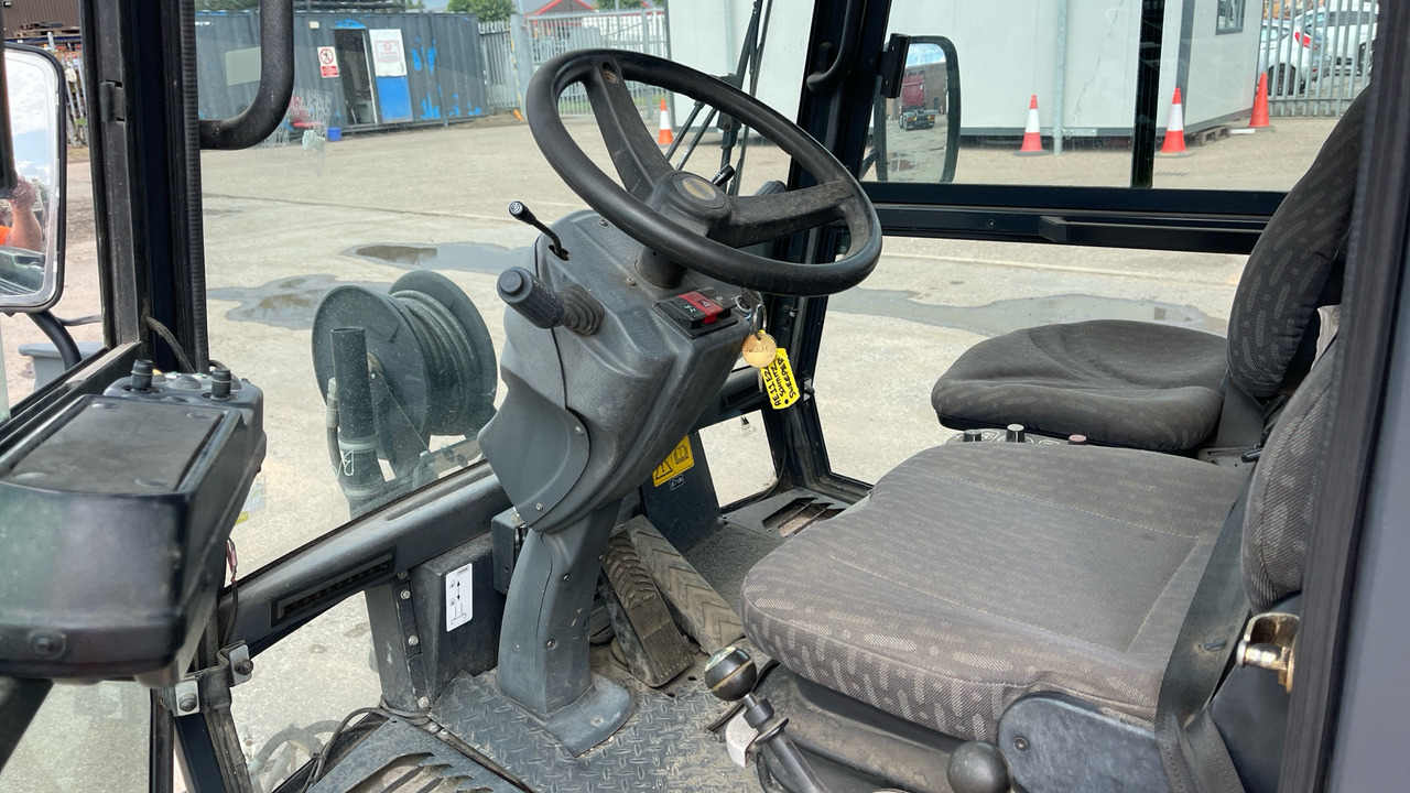 SCHMIDT SWINGO 200+ - Utcaseprő gép: 5 kép. SCHMIDT SWINGO 200+ - Utcaseprő gép: 5 kép.