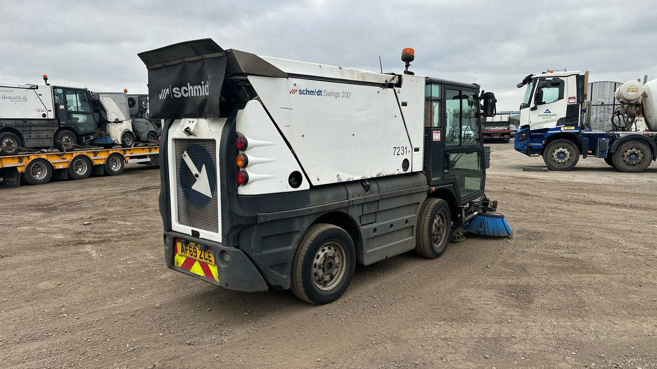 SCHMIDT SWINGO 200 - Utcaseprő gép: 4 kép. SCHMIDT SWINGO 200 - Utcaseprő gép: 4 kép.