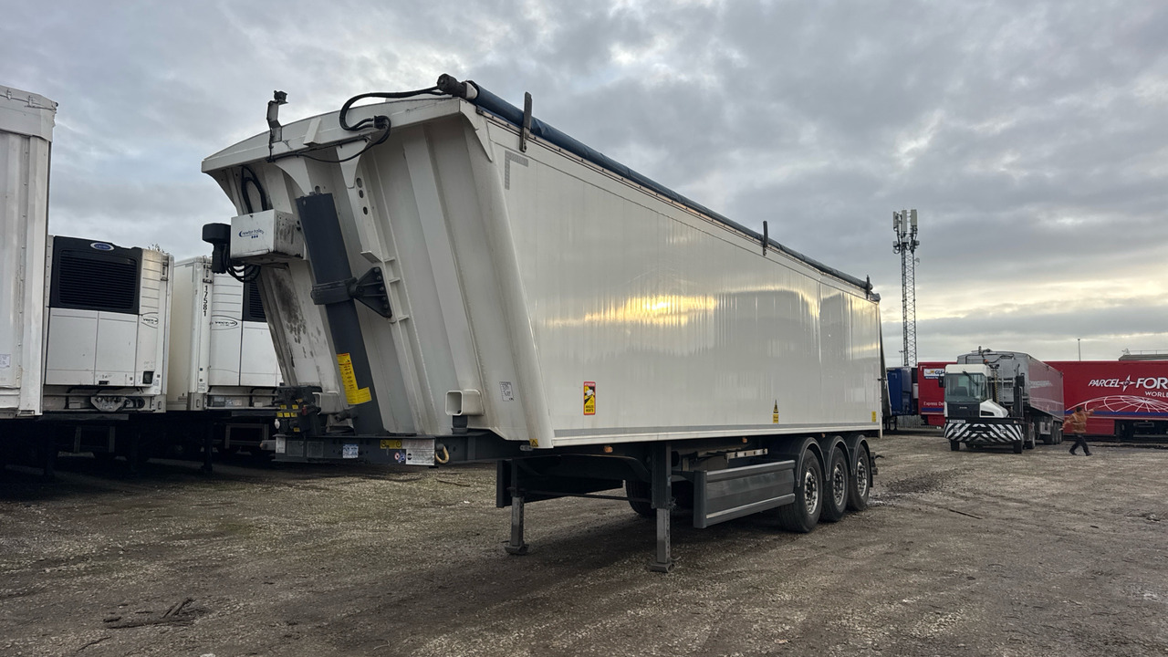 STAS TIPPER - Félpótkocsi billenőplatós: 3 kép. STAS TIPPER - Félpótkocsi billenőplatós: 3 kép.