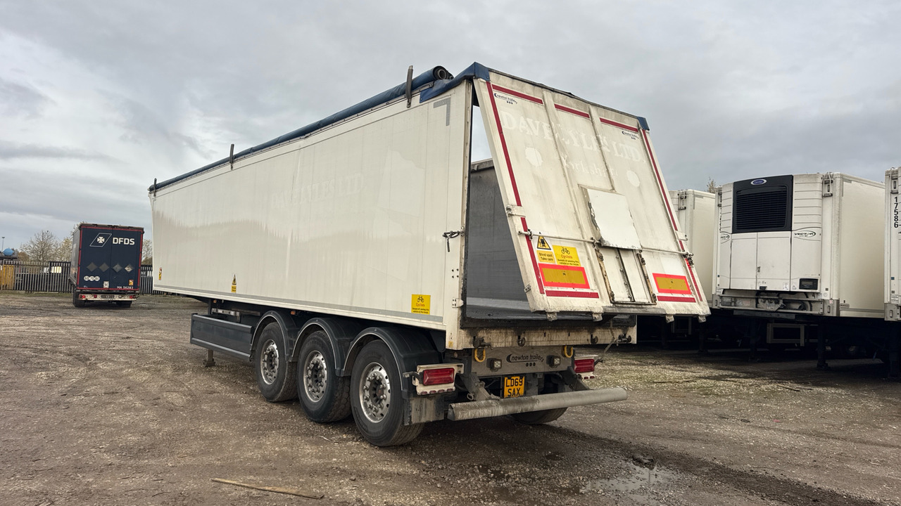 STAS TIPPER - Félpótkocsi billenőplatós: 4 kép. STAS TIPPER - Félpótkocsi billenőplatós: 4 kép.