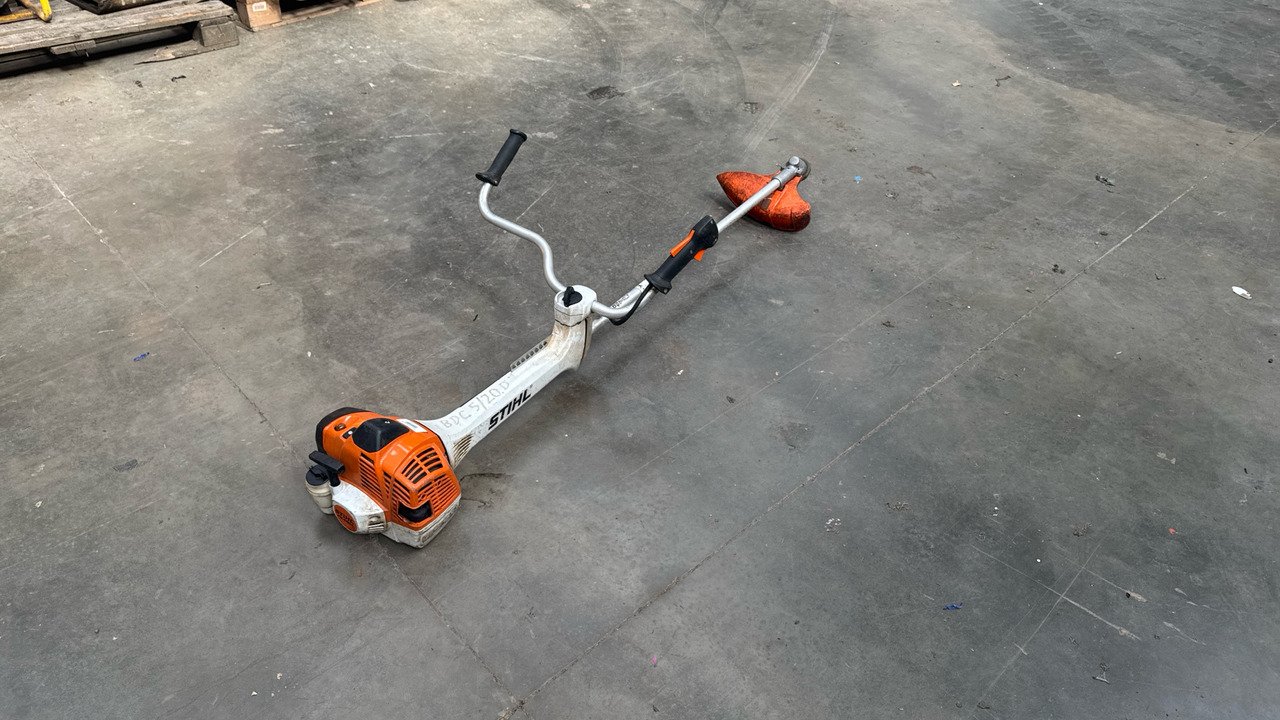 STIHL FS490C STRIMMER - Építőipari berendezések: 1 kép. STIHL FS490C STRIMMER - Építőipari berendezések: 1 kép.